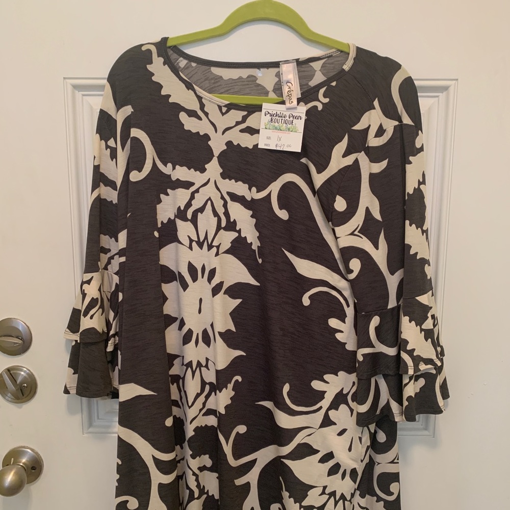 Crepas tunic size 1X new with tags. Black and cream.